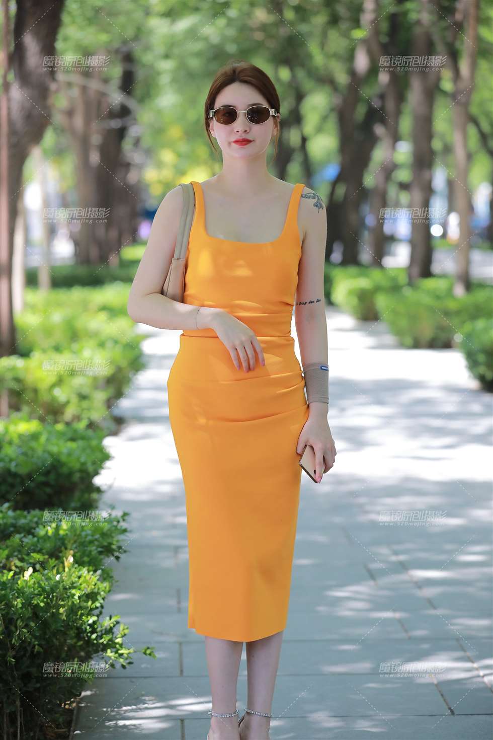图片[1]-【玻璃赛帖】搭讪黄色连衣裙美女-街拍流行馆