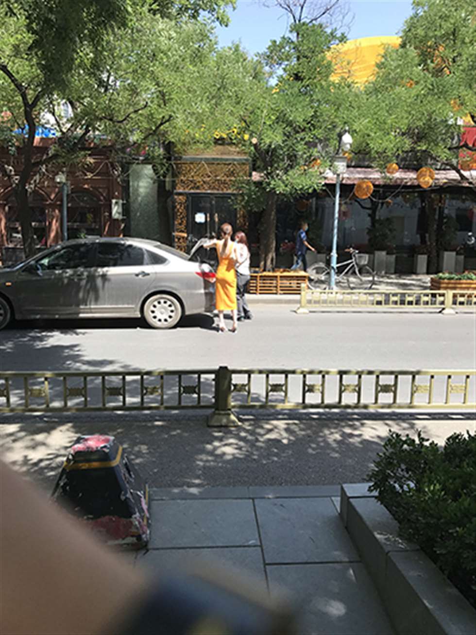 图片[3]-【玻璃赛帖】搭讪黄色连衣裙美女-街拍流行馆