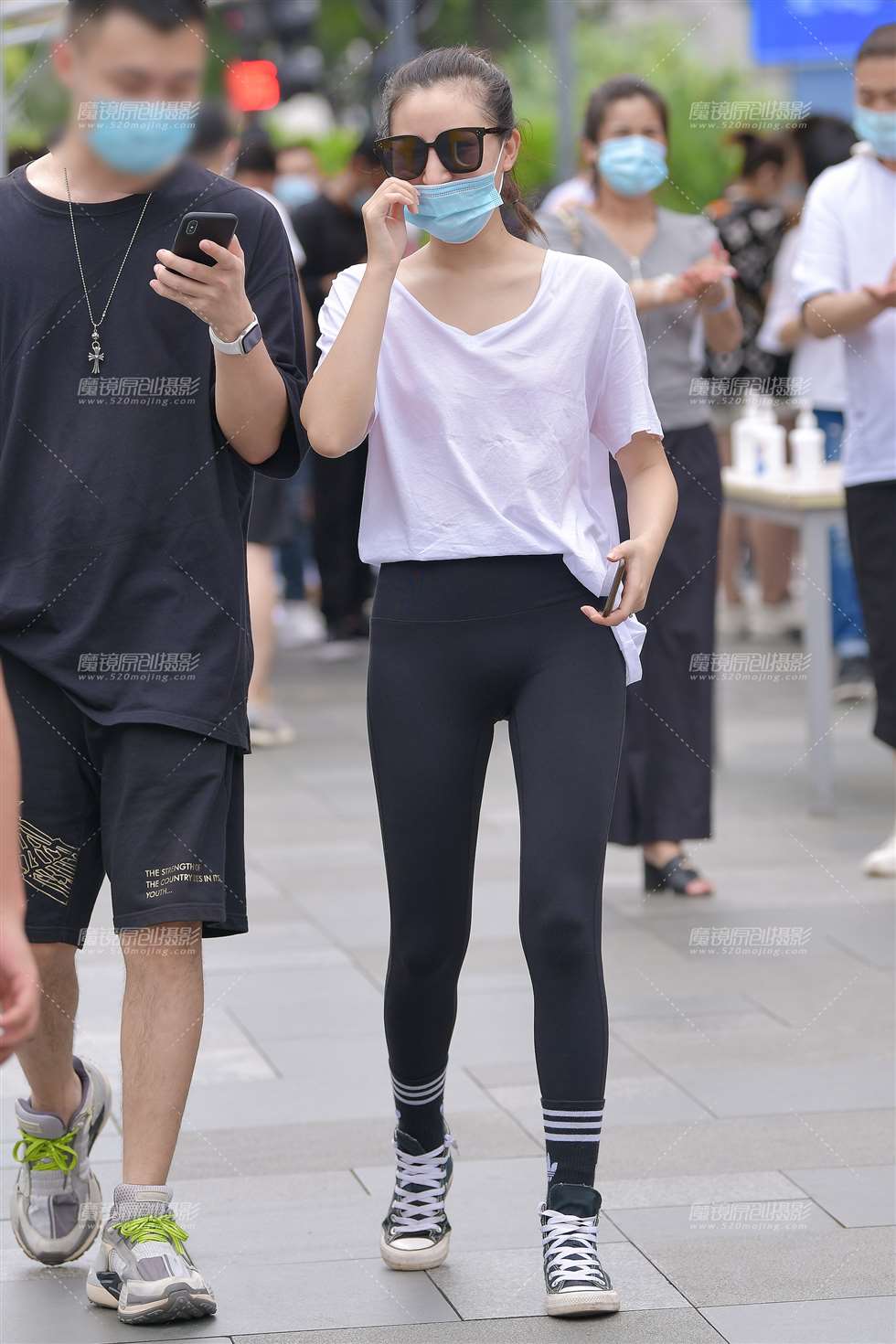 图片[5]-【视觉冲击赛贴】清爽黑白配紧身裤女友-街拍流行馆