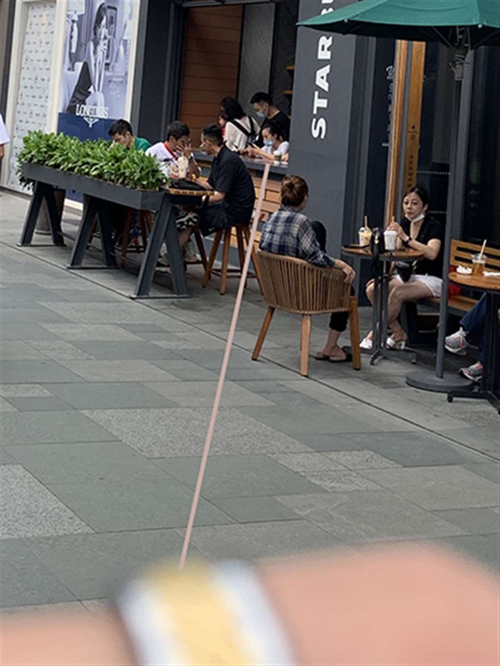 图片[3]-【视觉冲击赛贴】清爽黑白配紧身裤女友-街拍流行馆