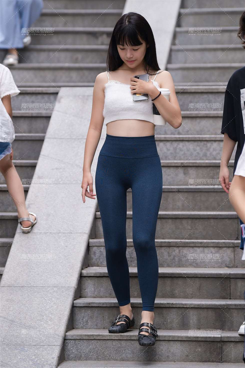 图片[4]-【视觉冲击赛贴】藏蓝色紧身裤美眉-街拍流行馆