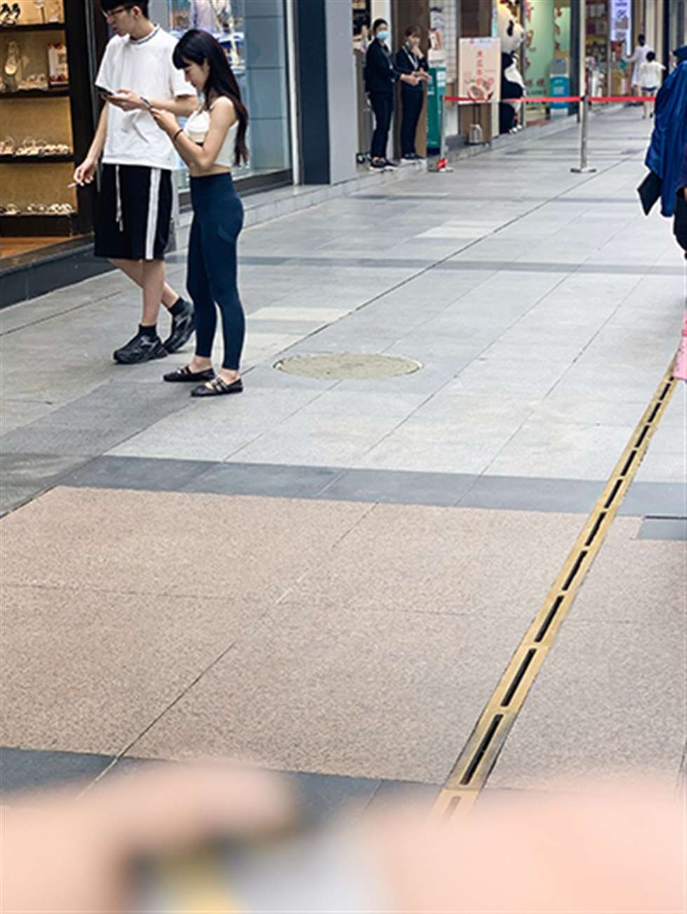 图片[3]-【视觉冲击赛贴】藏蓝色紧身裤美眉-街拍流行馆