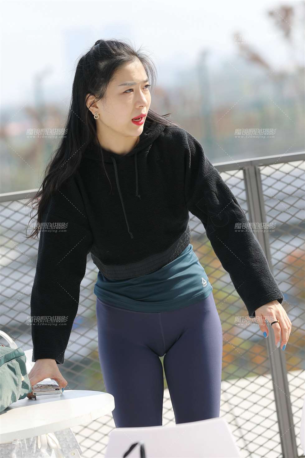 图片[1]-【欧阳赛贴】黑色外套的紧身裤美女-街拍流行馆
