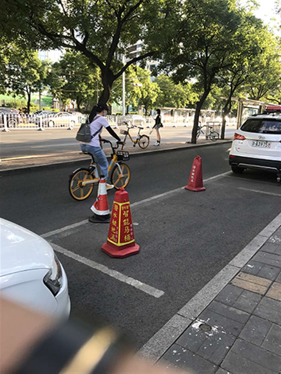 图片[3]-【玻璃赛帖】超短包臀裙美眉-街拍流行馆