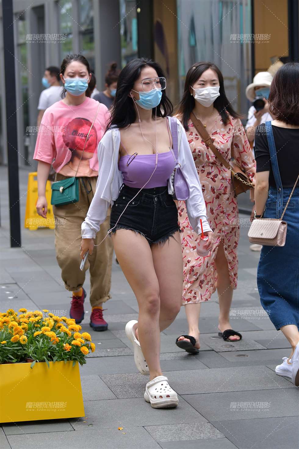 图片[4]-【视觉冲击赛贴】性感紫色小背心，热裤美眉-街拍流行馆