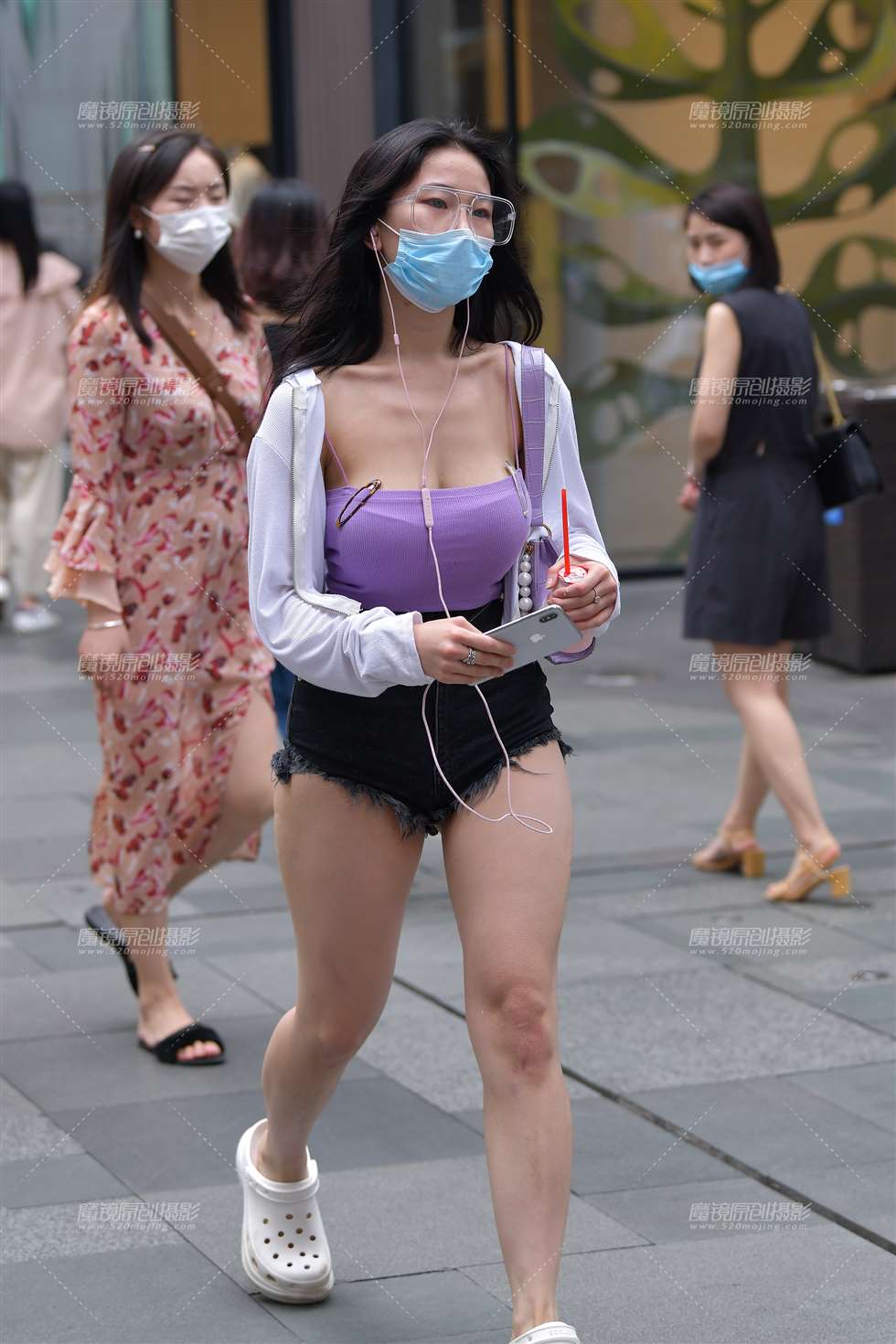 图片[1]-【视觉冲击赛贴】性感紫色小背心，热裤美眉-街拍流行馆