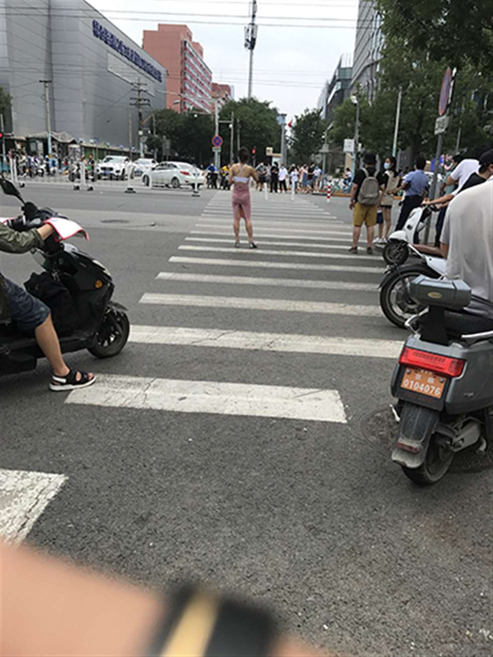 图片[3]-【玻璃赛帖】粉色包臀裙-街拍流行馆