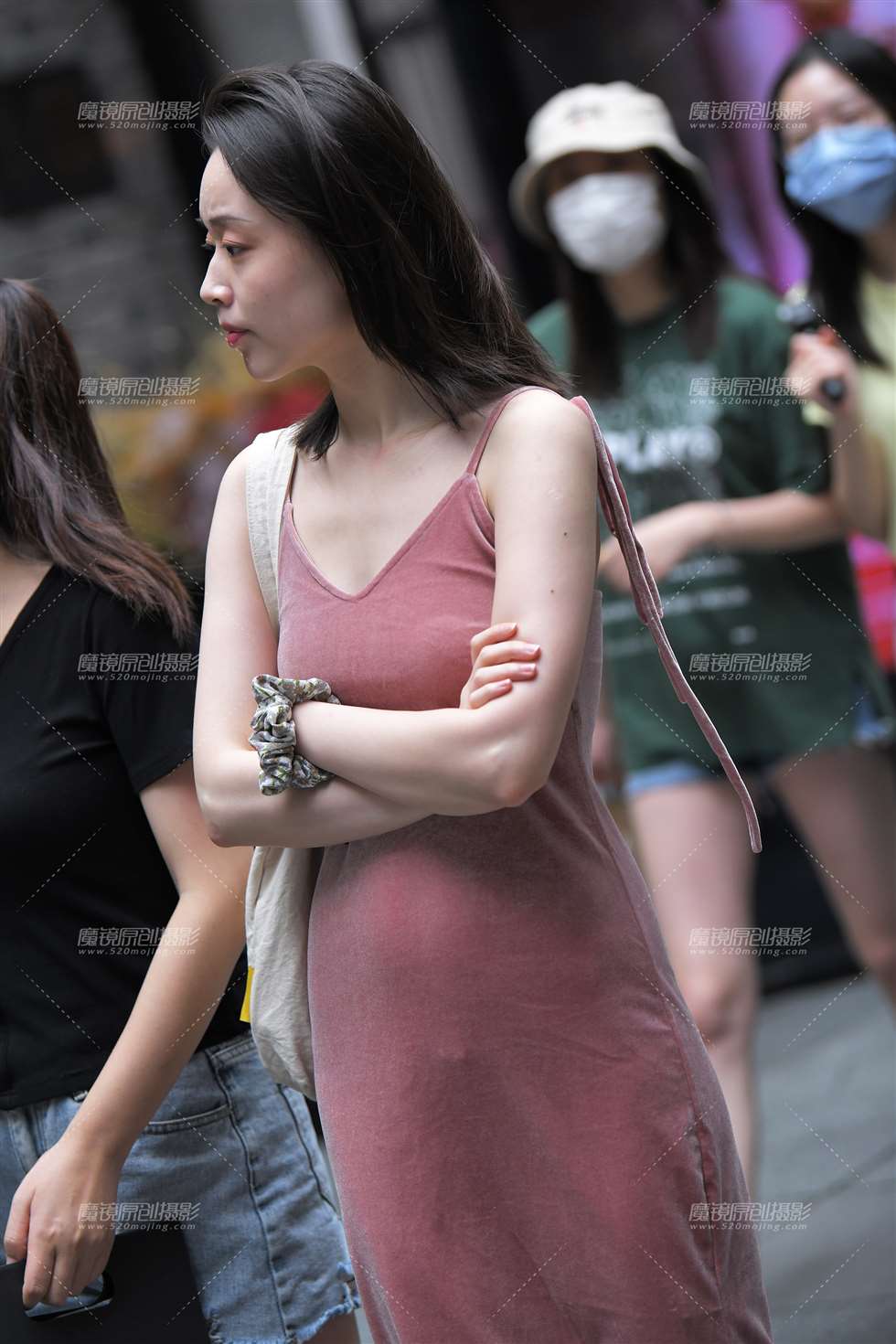 图片[1]-【咔喳赛帖】酒红长裙-街拍流行馆