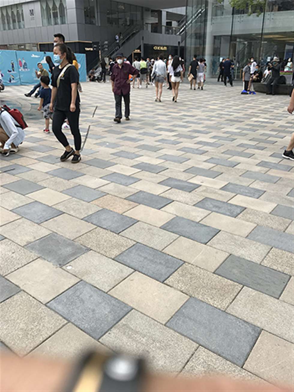 图片[3]-【玻璃赛帖】白色热裤美眉-街拍流行馆