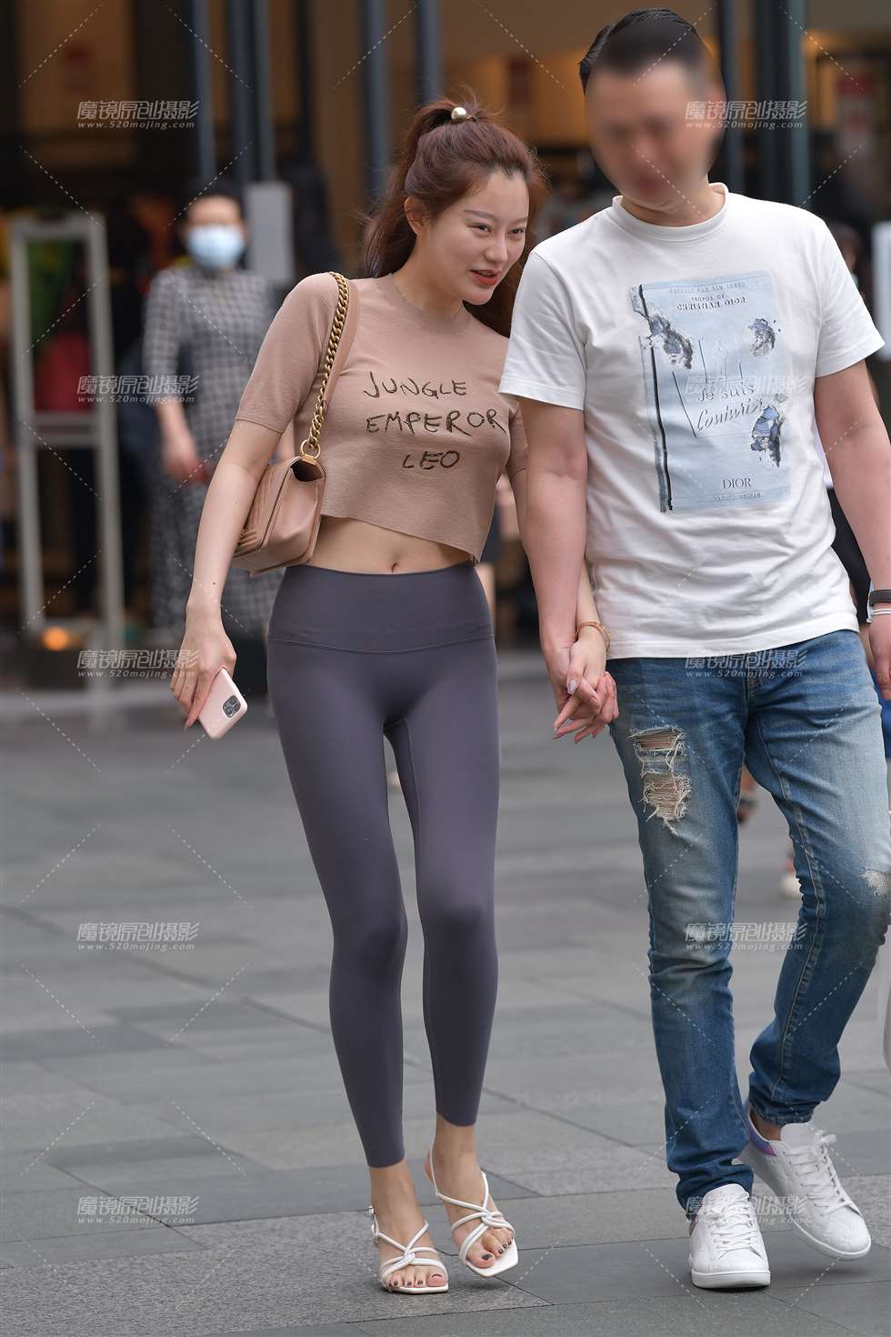 图片[1]-【视觉冲击赛贴】大长腿紧身翘臀美女-街拍流行馆