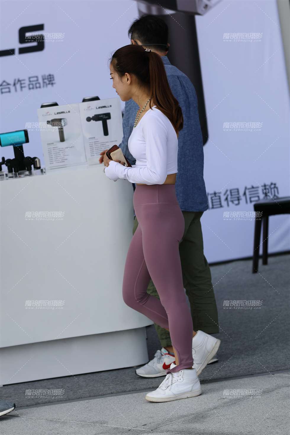 图片[5]-【欧阳赛贴】性感粉红紧身裤美女-街拍流行馆
