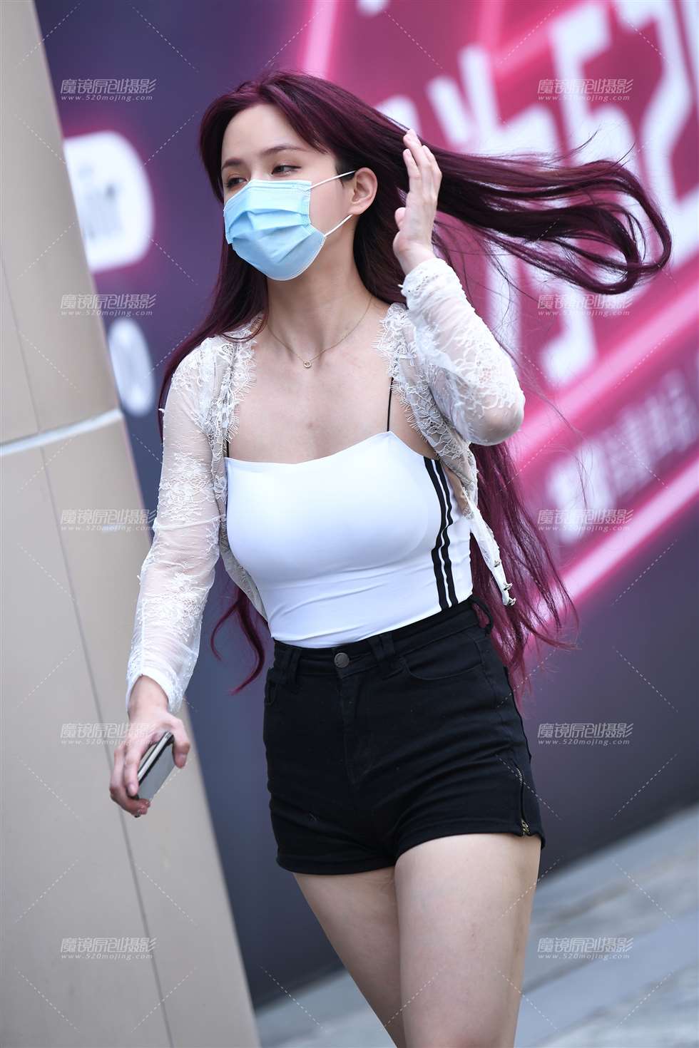 图片[1]-【咔喳赛帖】迎面走来的热裤-街拍流行馆