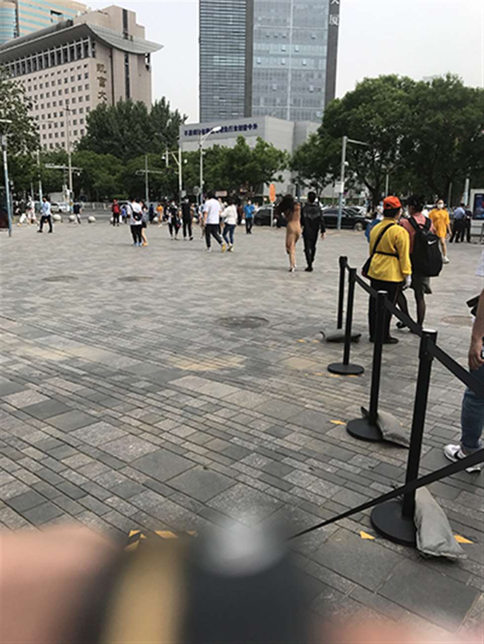 图片[3]-【玻璃赛帖】侧开包臀裙美女-街拍流行馆