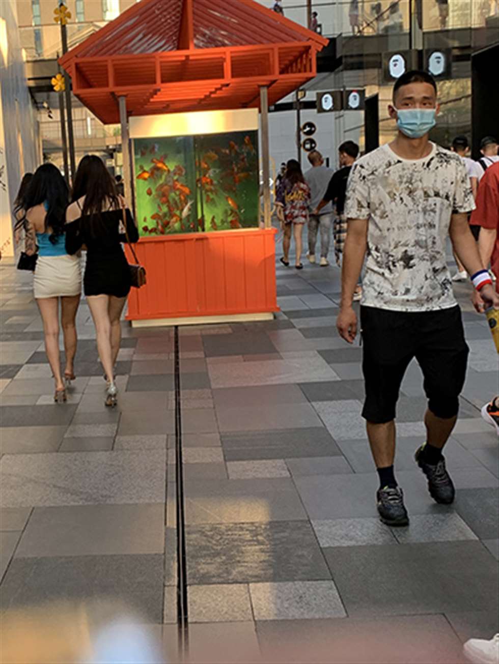 图片[3]-【视觉冲击赛贴】超短裙闺蜜-街拍流行馆