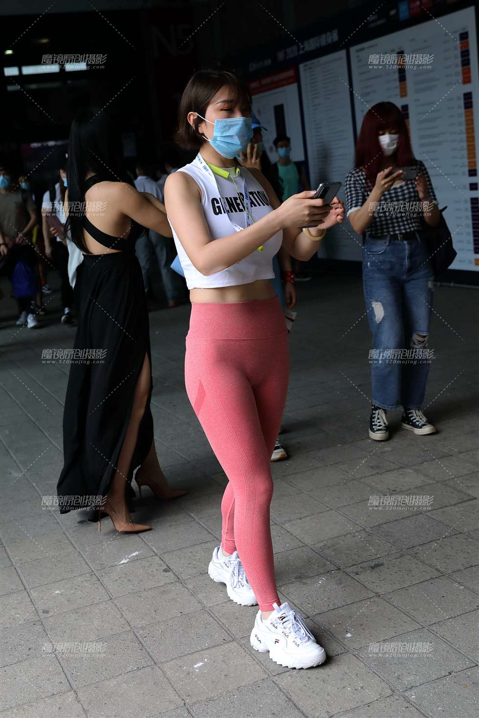 图片[1]-【欧阳赛贴】粉红紧身美女拍照-街拍流行馆