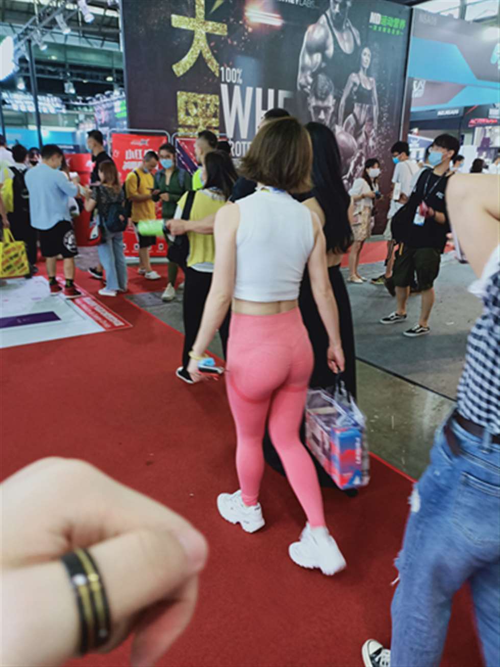 图片[3]-【欧阳赛贴】粉红紧身美女拍照-街拍流行馆