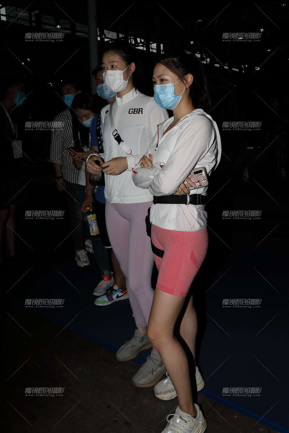 图片[1]-【欧阳赛贴】两个紧身裤美女-街拍流行馆