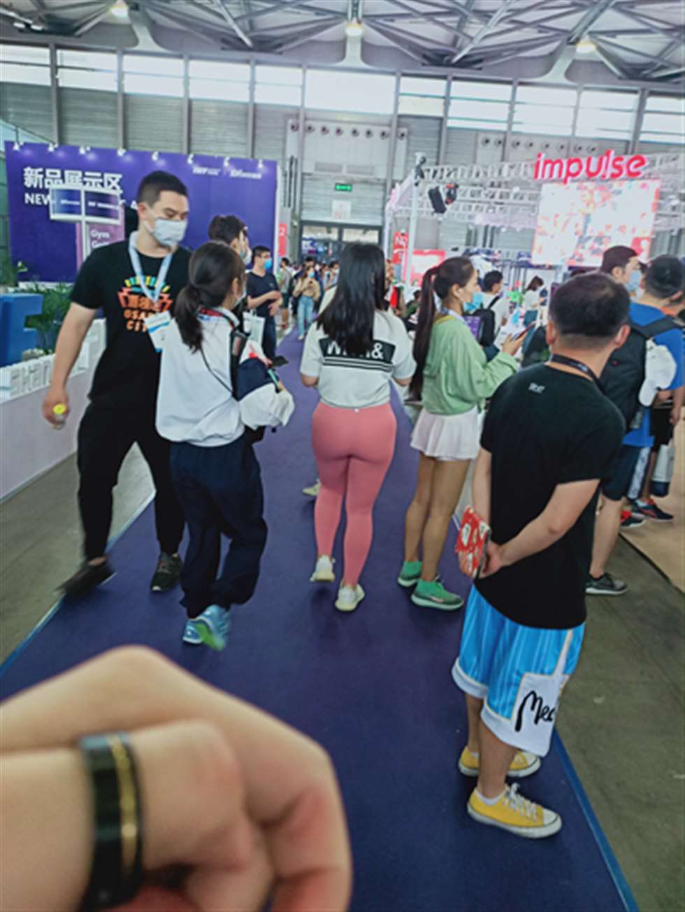 图片[3]-【欧阳赛贴】粉红紧身小妹-街拍流行馆