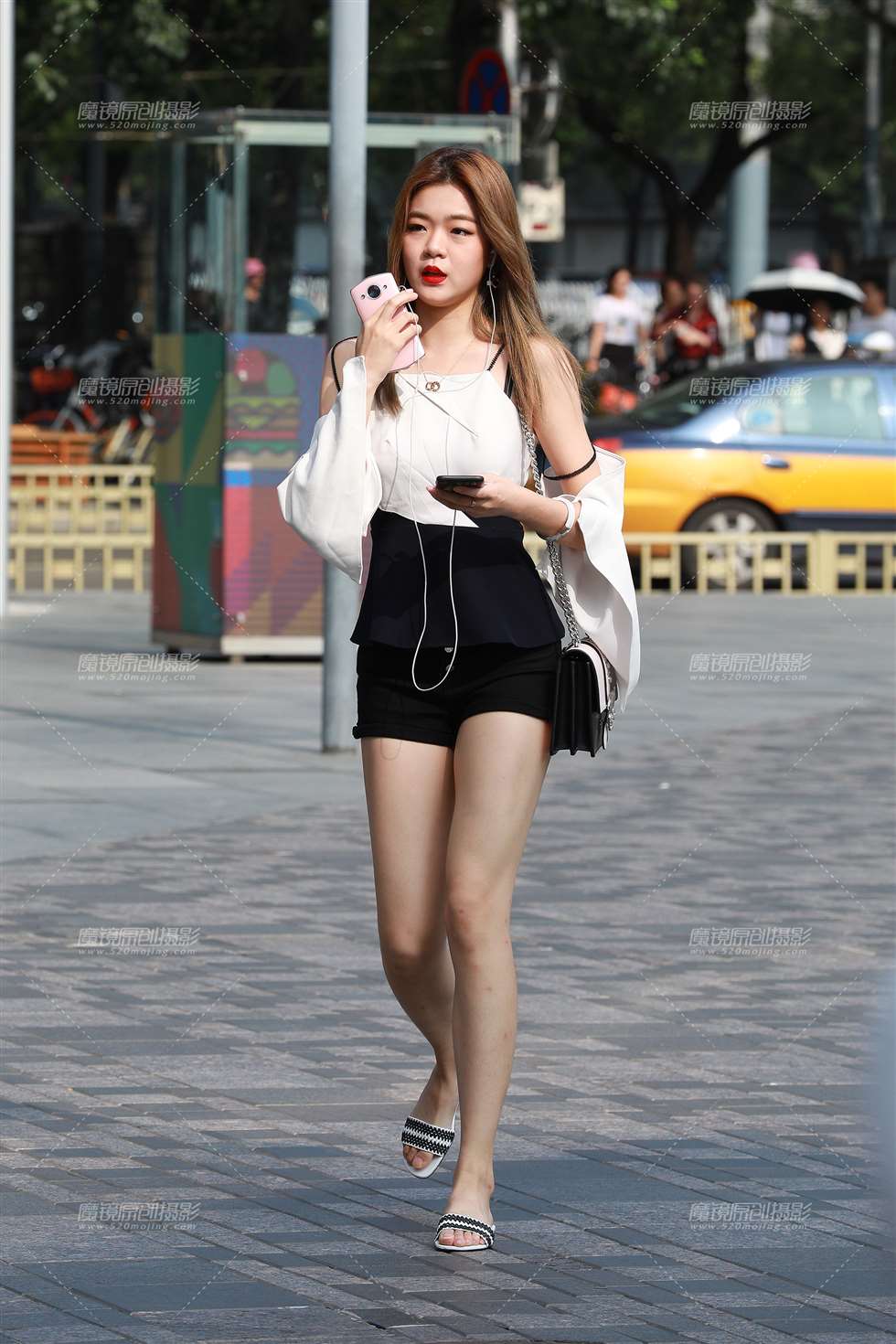 图片[3]-黑色热裤大白腿美女-街拍流行馆
