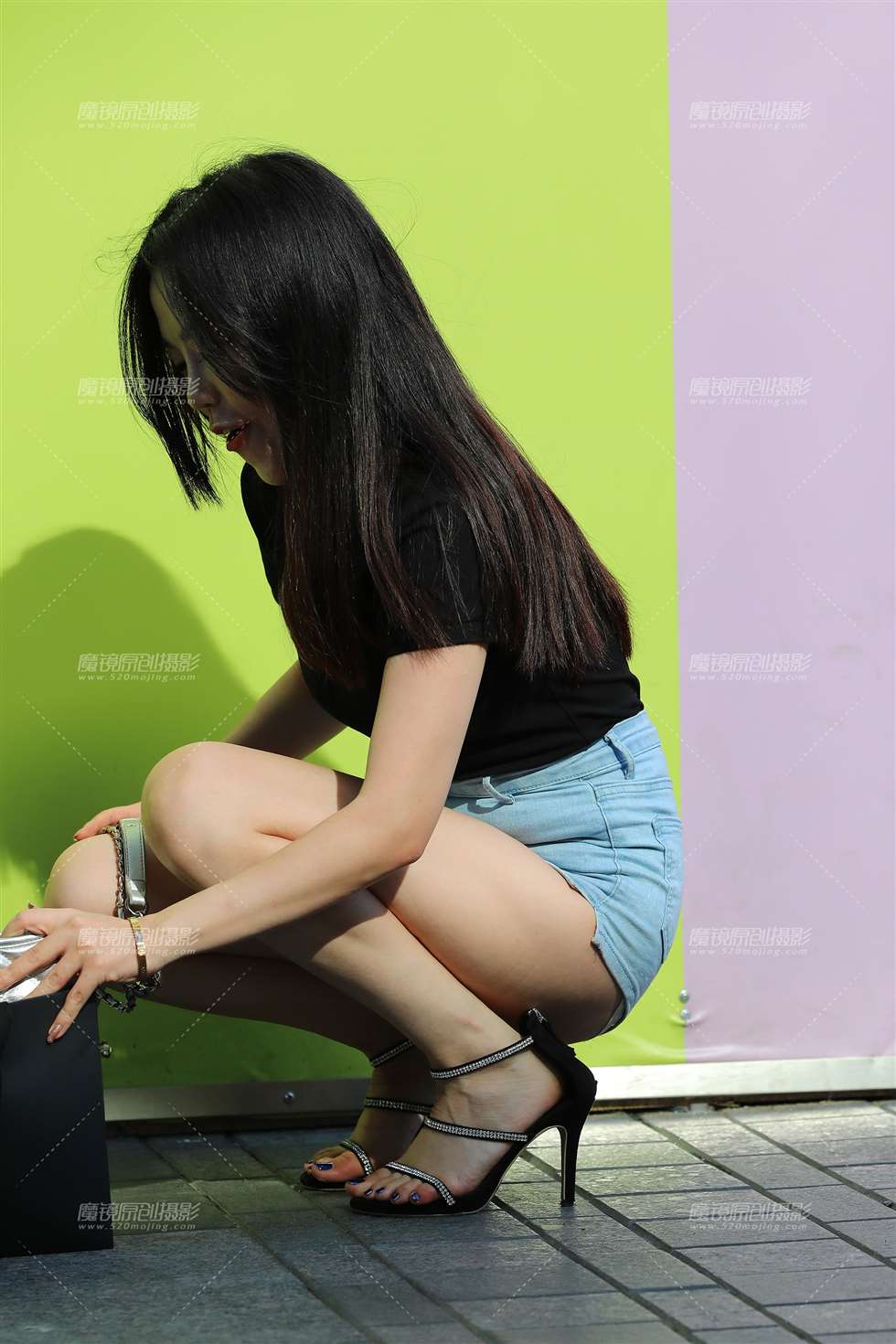 图片[1]-性感高腰紧致热裤小姐姐-街拍流行馆