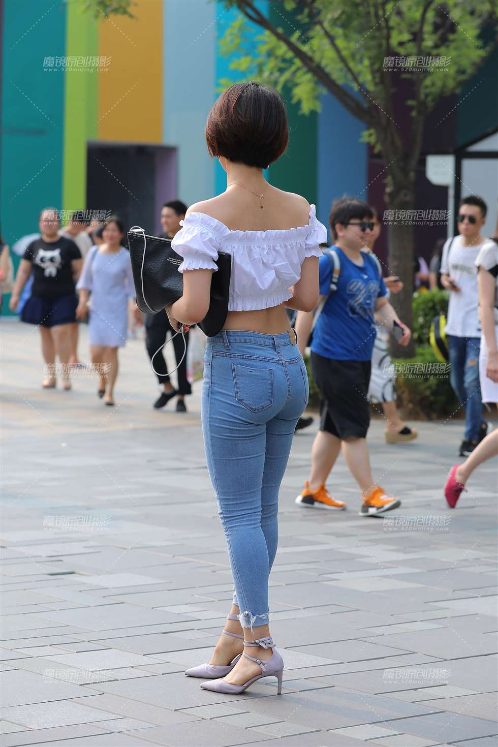 图片[2]-小蛮腰，翘臀紧牛小姐姐-街拍流行馆
