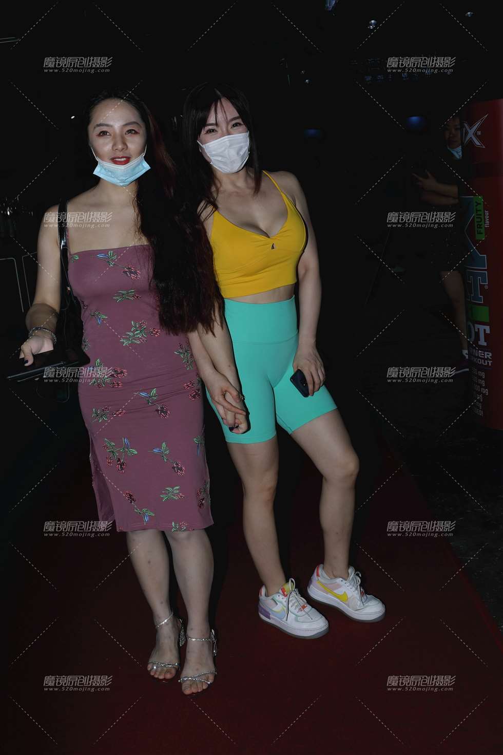 图片[1]-【欧阳赛贴】好身材的姐妹花-街拍流行馆