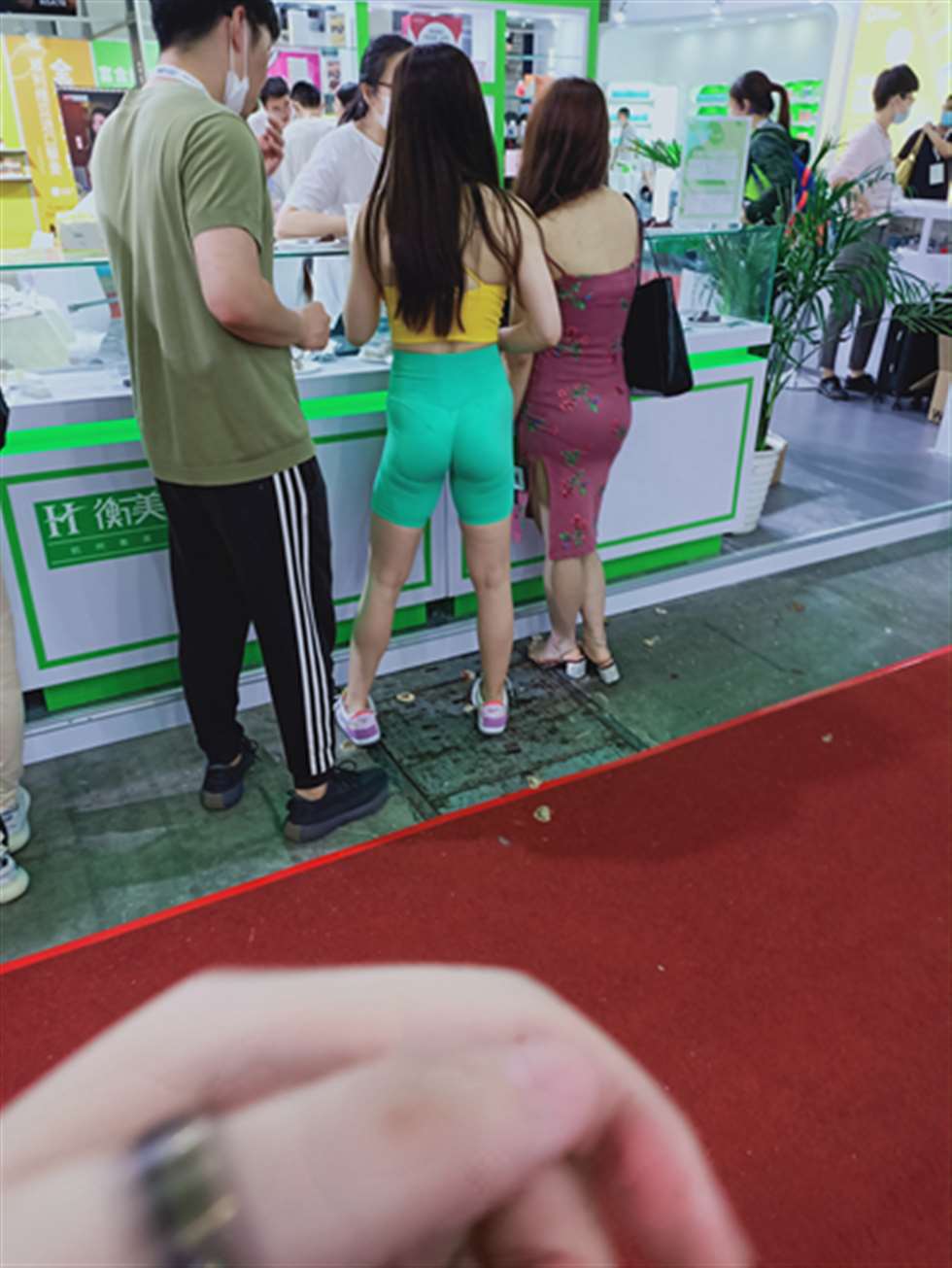 图片[3]-【欧阳赛贴】好身材的姐妹花-街拍流行馆