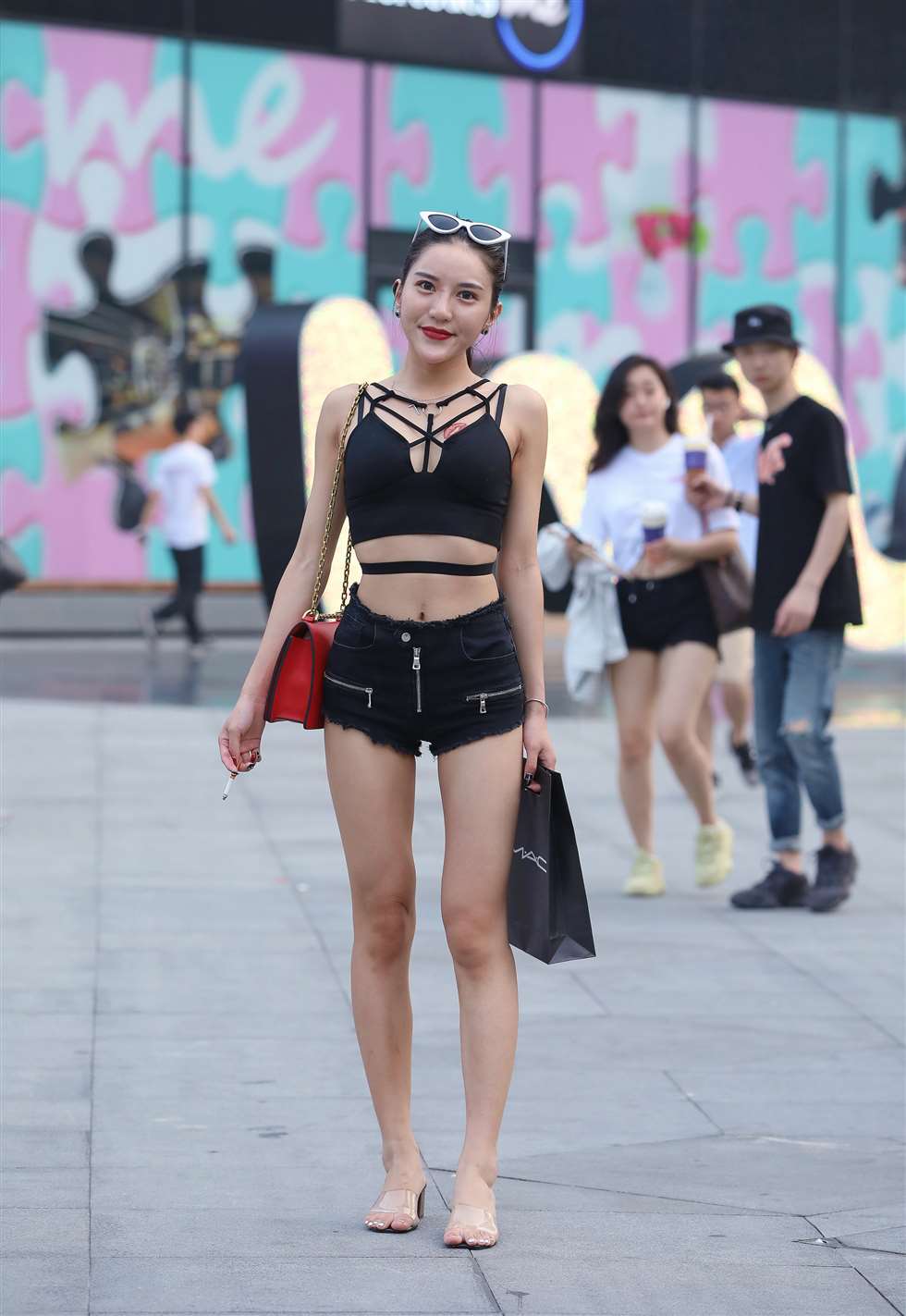 图片[1]-【补档】巧遇超短热裤性感美女-街拍流行馆