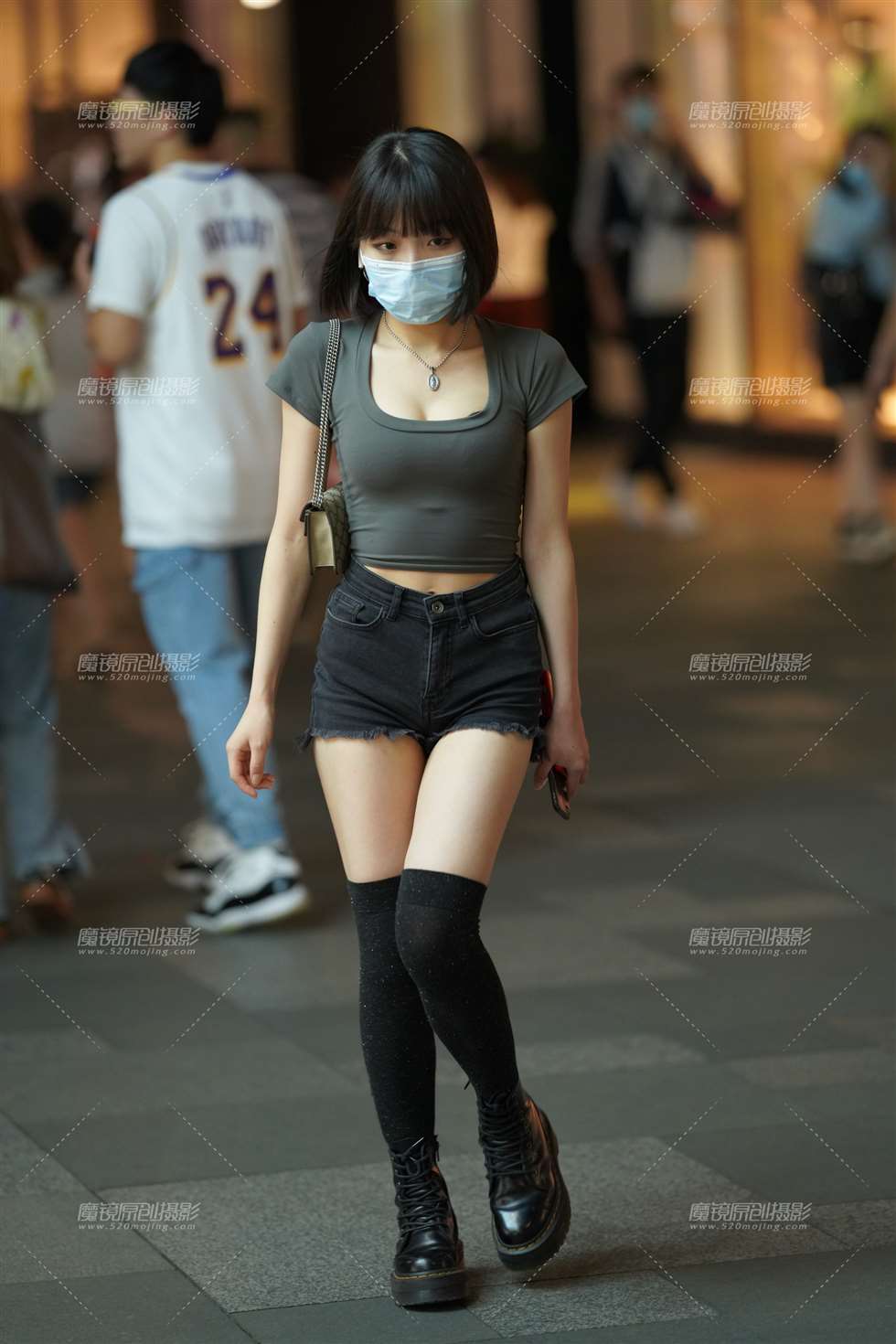 图片[1]-【凯恩赛贴】热裤女孩-街拍流行馆