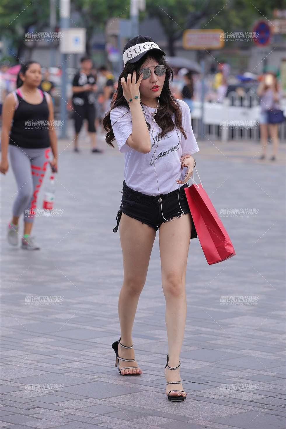 图片[5]-【补档】超短黑色热裤美眉-街拍流行馆