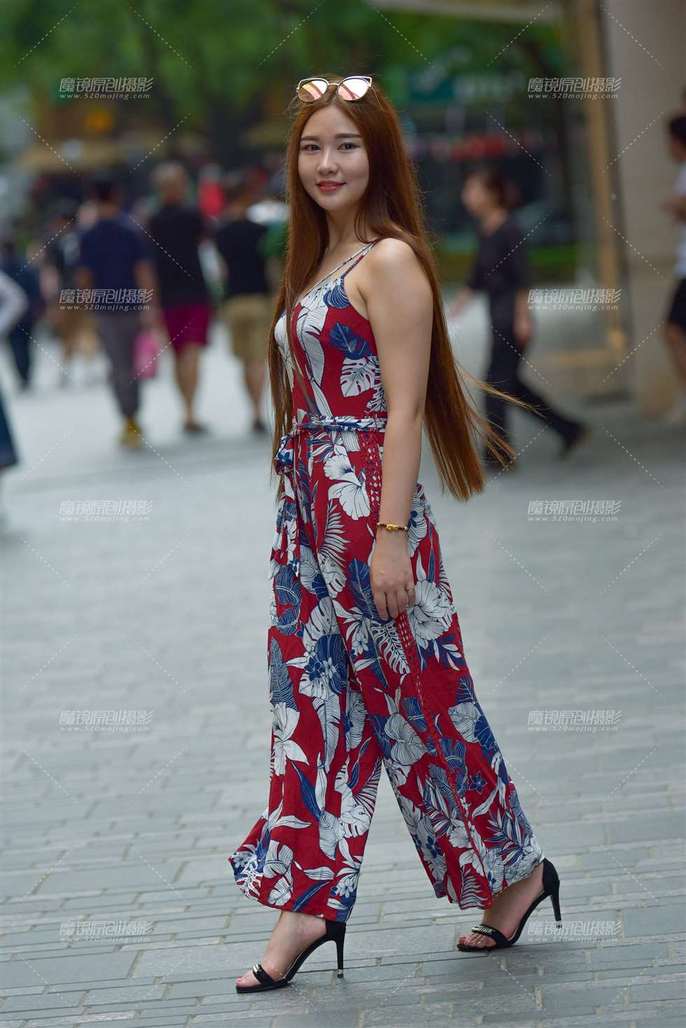 图片[1]-【补档】丰满圆润的花裙美女-街拍流行馆
