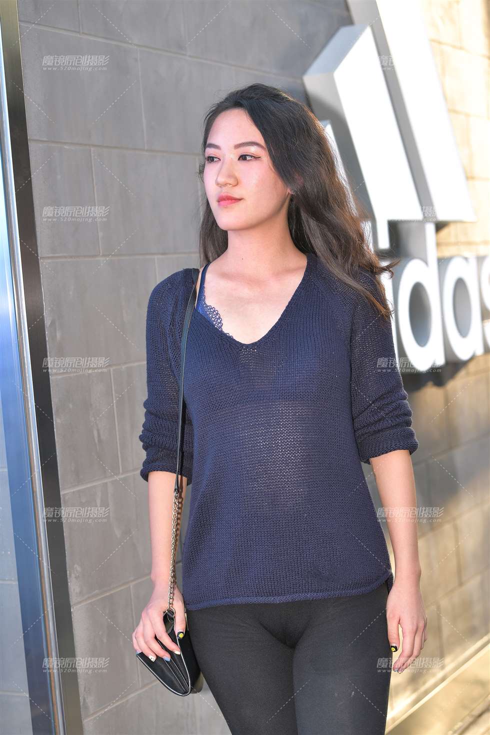 图片[1]-搭讪黑色紧身裤女士-街拍流行馆