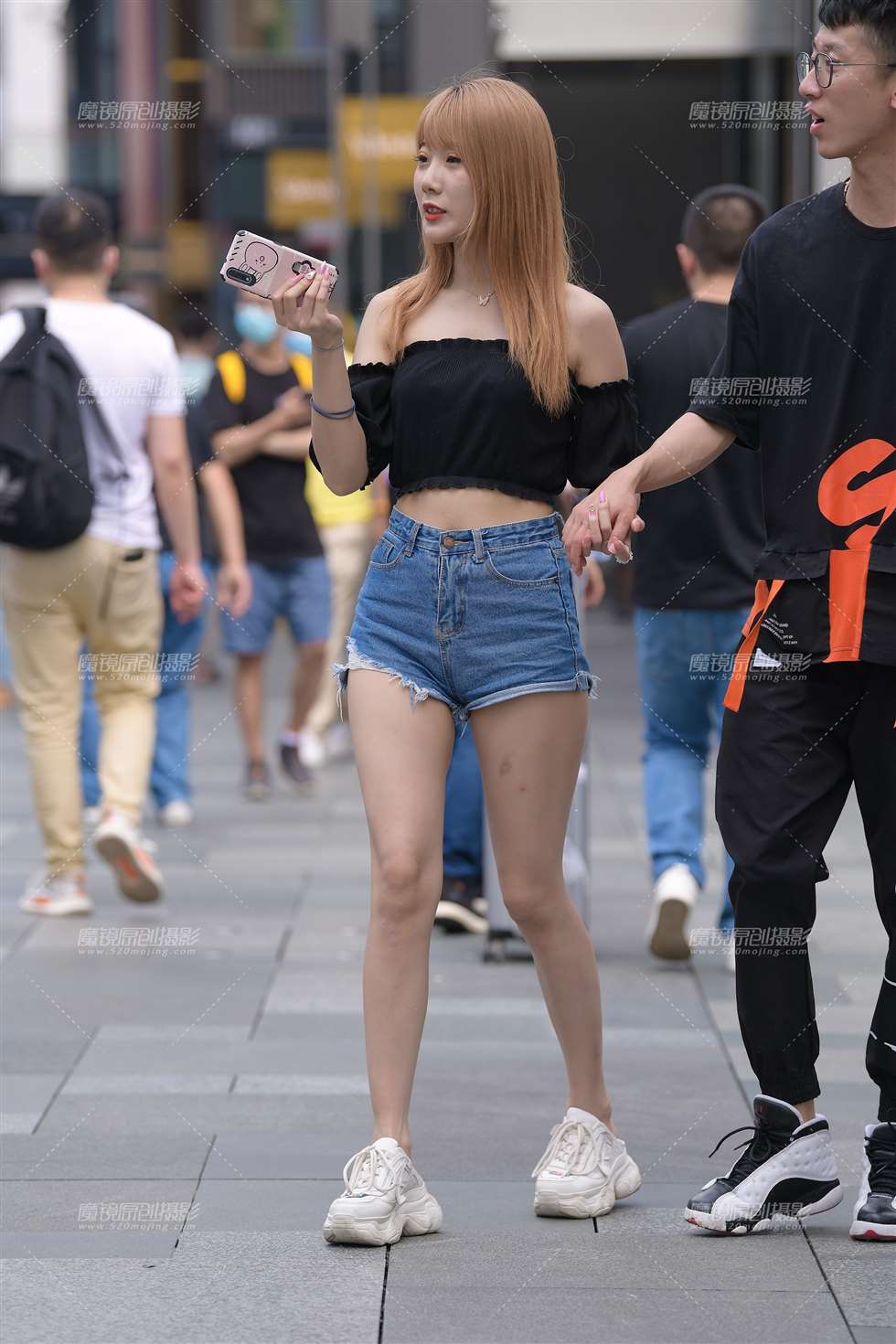 图片[3]-夏日热裤女盆友~-街拍流行馆