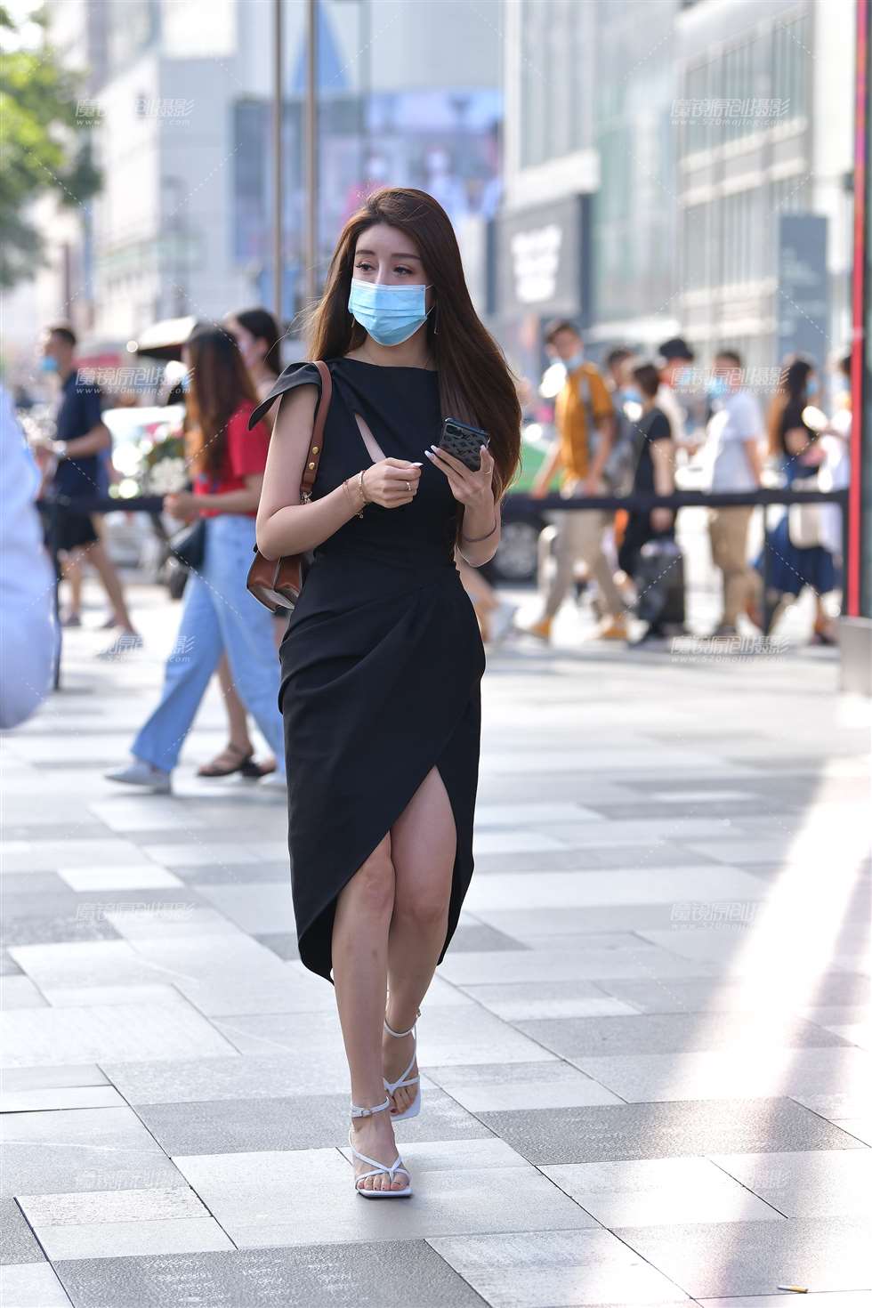 图片[4]-她这裙子满特别的-街拍流行馆