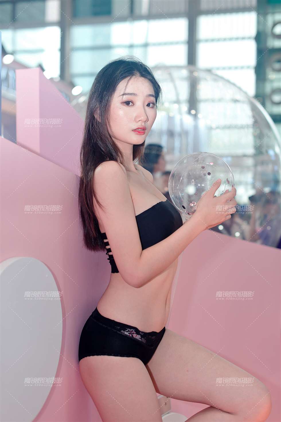 图片[2]-【御风赛贴】2019甚至内衣展可爱小妹-街拍流行馆