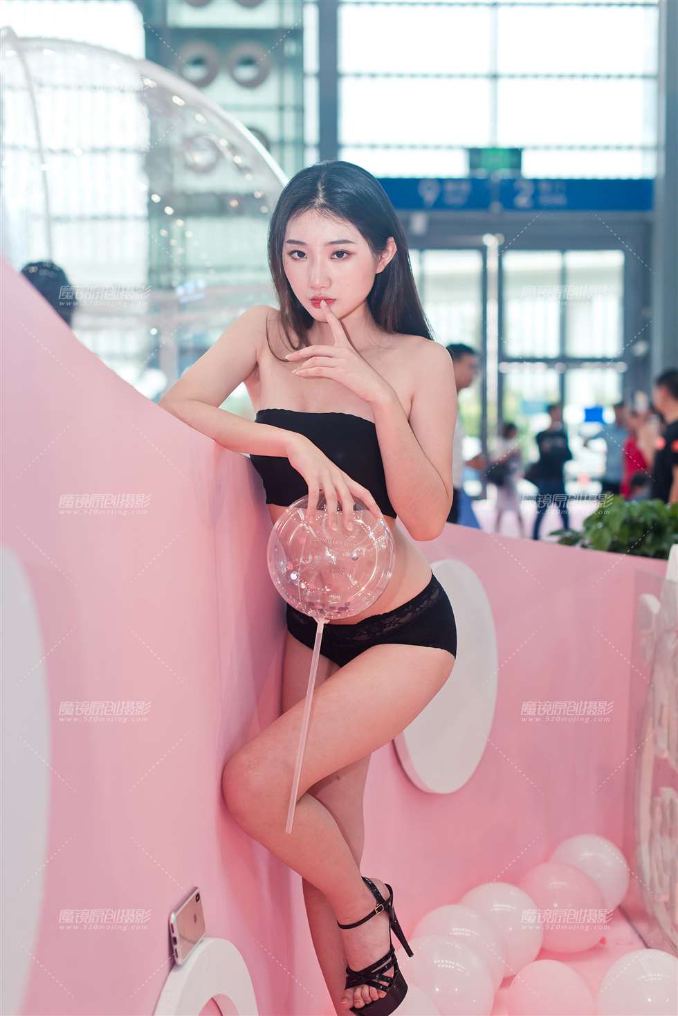 图片[5]-【御风赛贴】2019甚至内衣展可爱小妹-街拍流行馆