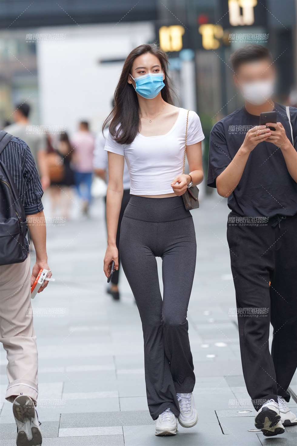 图片[1]-【凯恩赛贴】一条紧身裤就能美全身-街拍流行馆