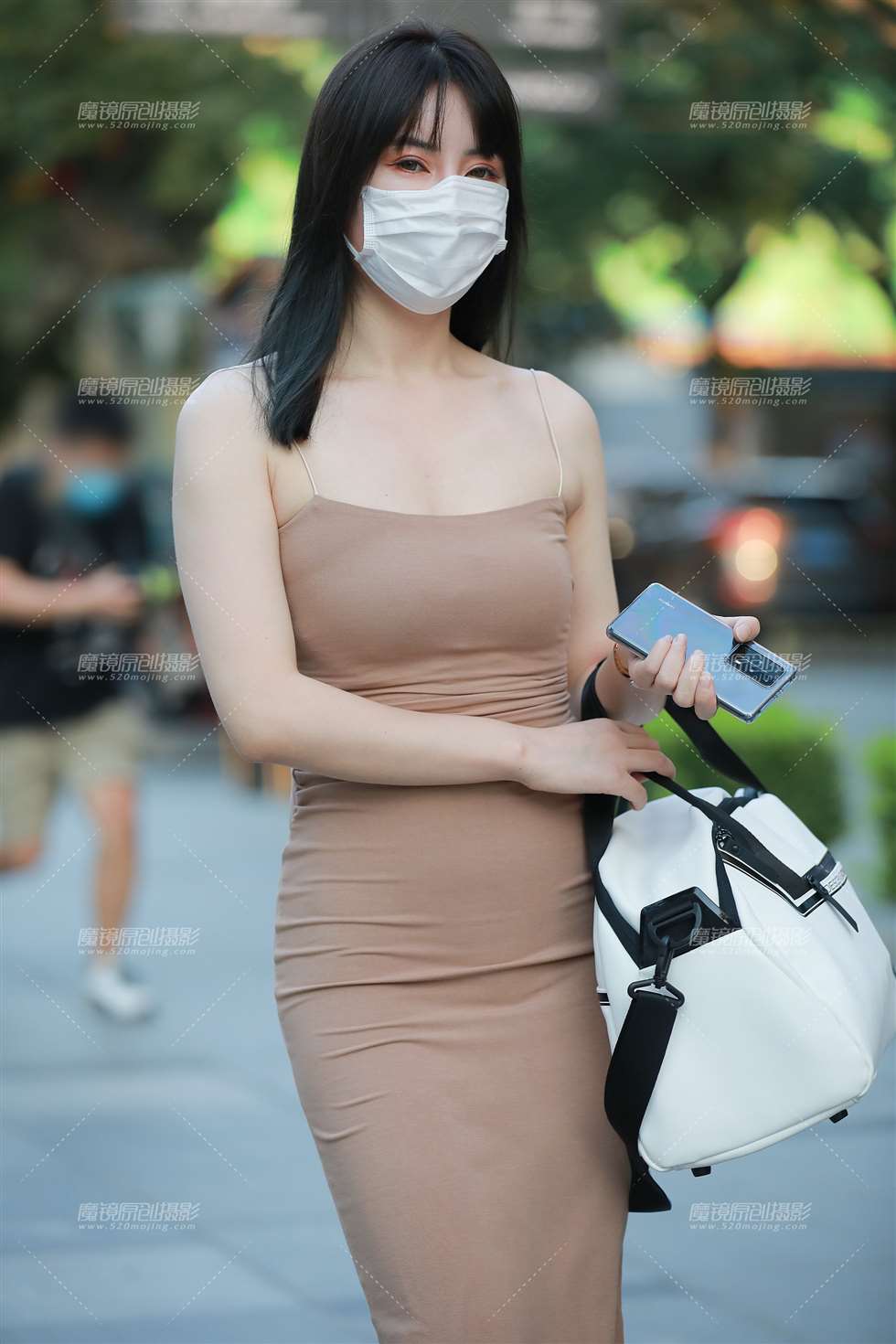 图片[1]-【玻璃街拍】极品包臀裙美眉-街拍流行馆