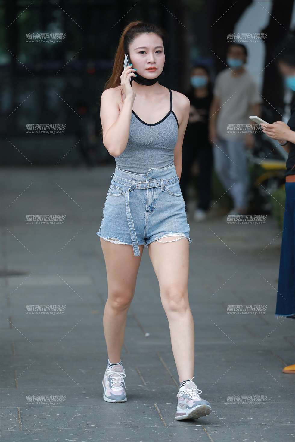 图片[3]-【玻璃街拍】丰满热裤小姐姐-街拍流行馆
