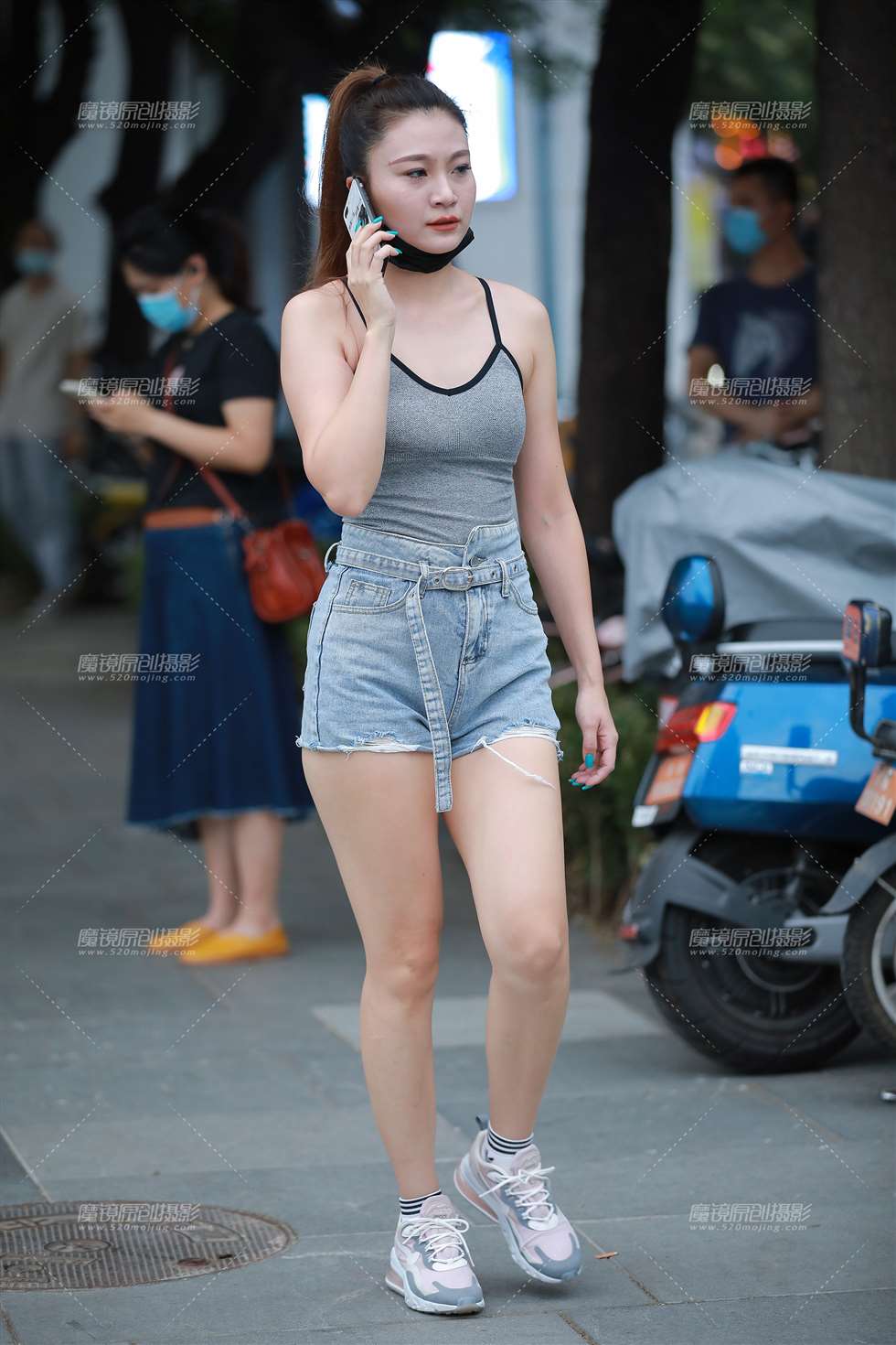 图片[5]-【玻璃街拍】丰满热裤小姐姐-街拍流行馆