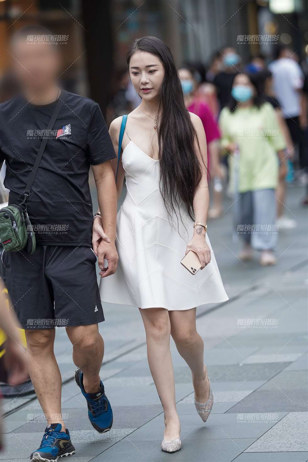 图片[1]-酥胸美背 尽显女人味-街拍流行馆