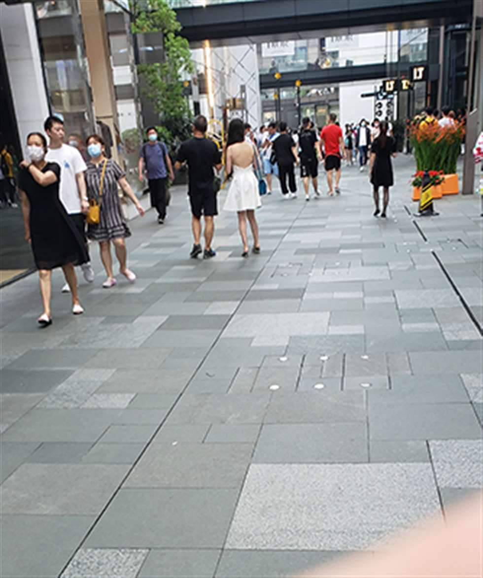 图片[3]-酥胸美背 尽显女人味-街拍流行馆
