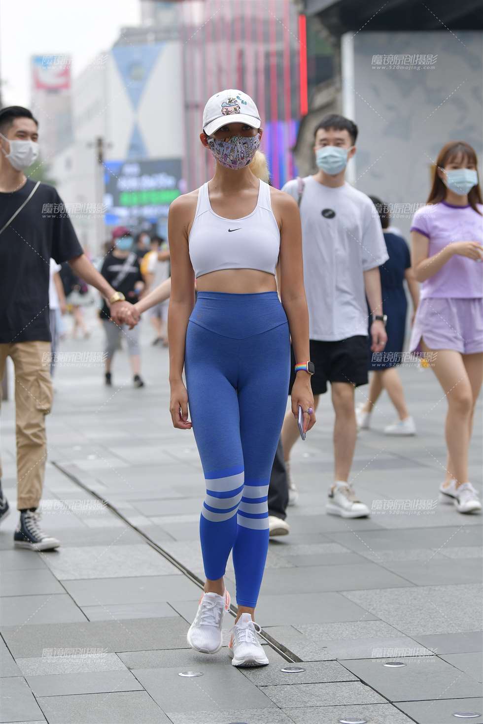 图片[1]-深蓝色紧身裤-街拍流行馆
