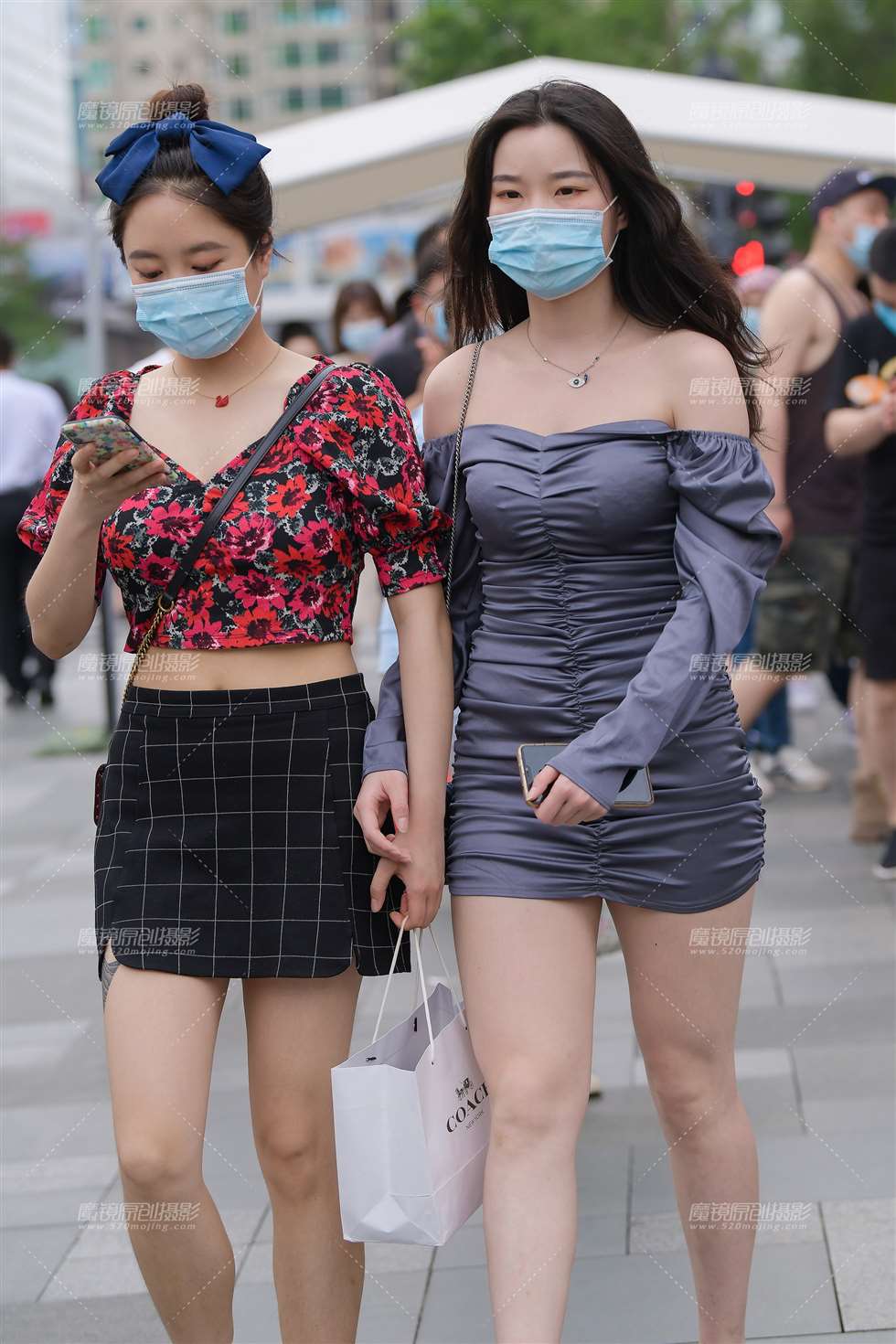 图片[1]-一字肩包臀裙美眉-街拍流行馆