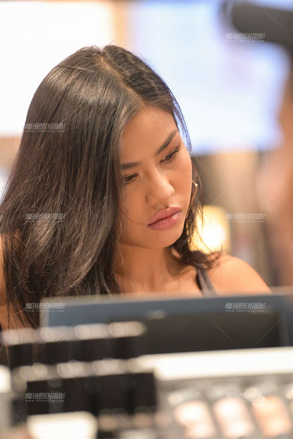 图片[4]-夜拍白裤美女-街拍流行馆