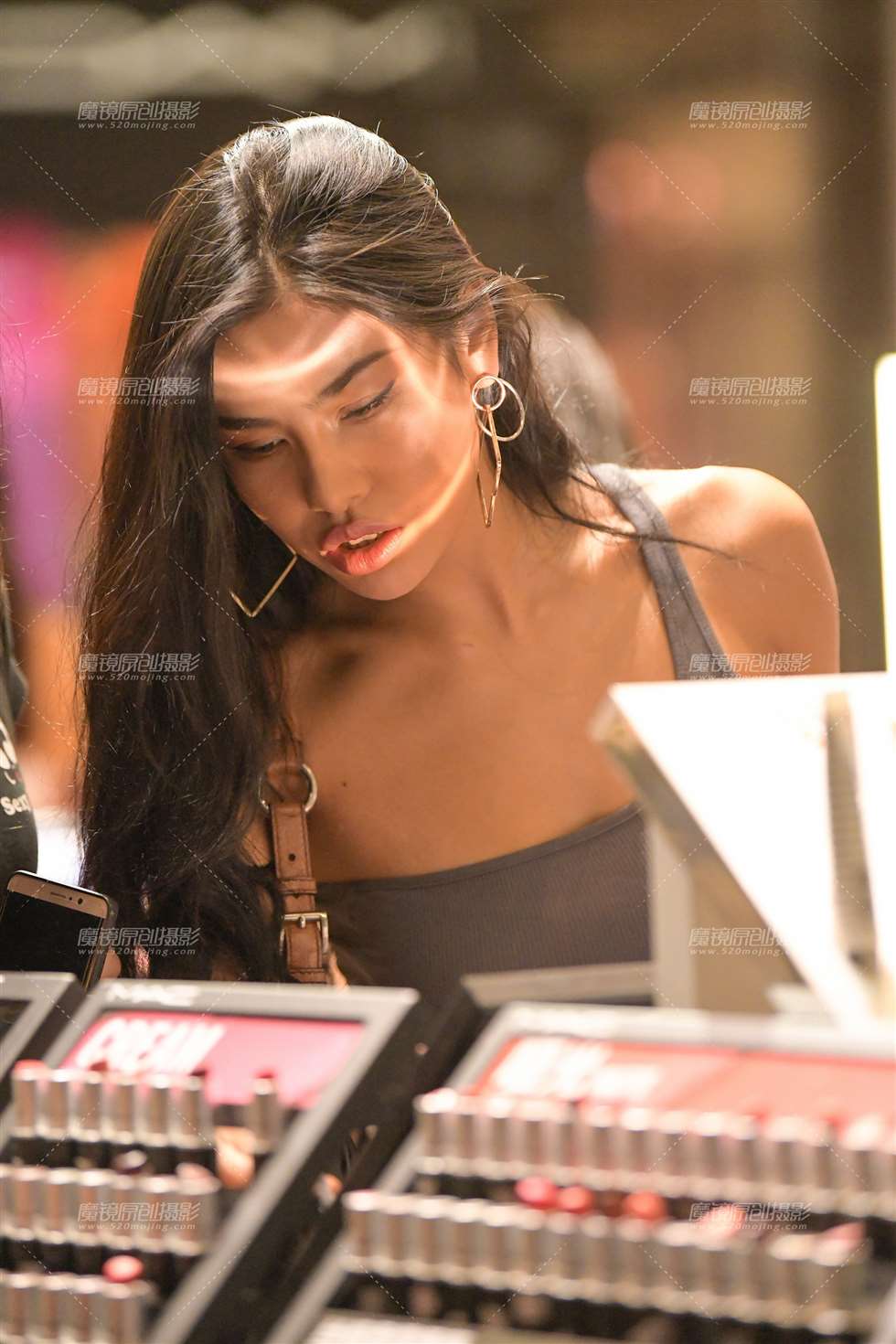 图片[1]-夜拍白裤美女-街拍流行馆