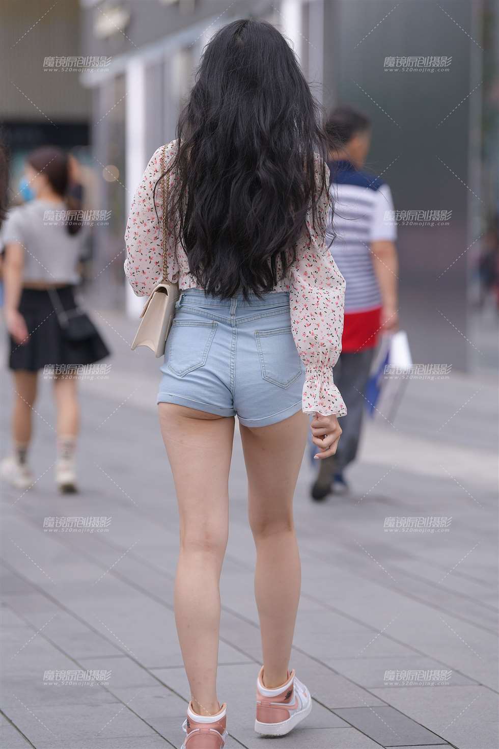 图片[2]-迷你热裤女友~-街拍流行馆
