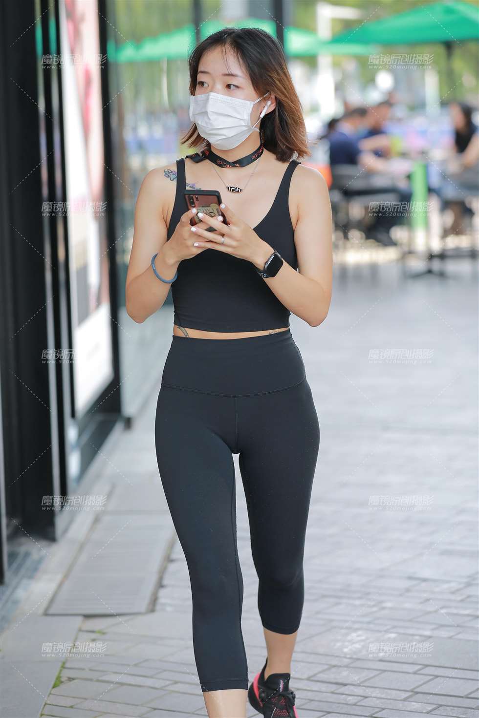 图片[1]-【玻璃街拍】黑色瑜伽裤小妹-街拍流行馆