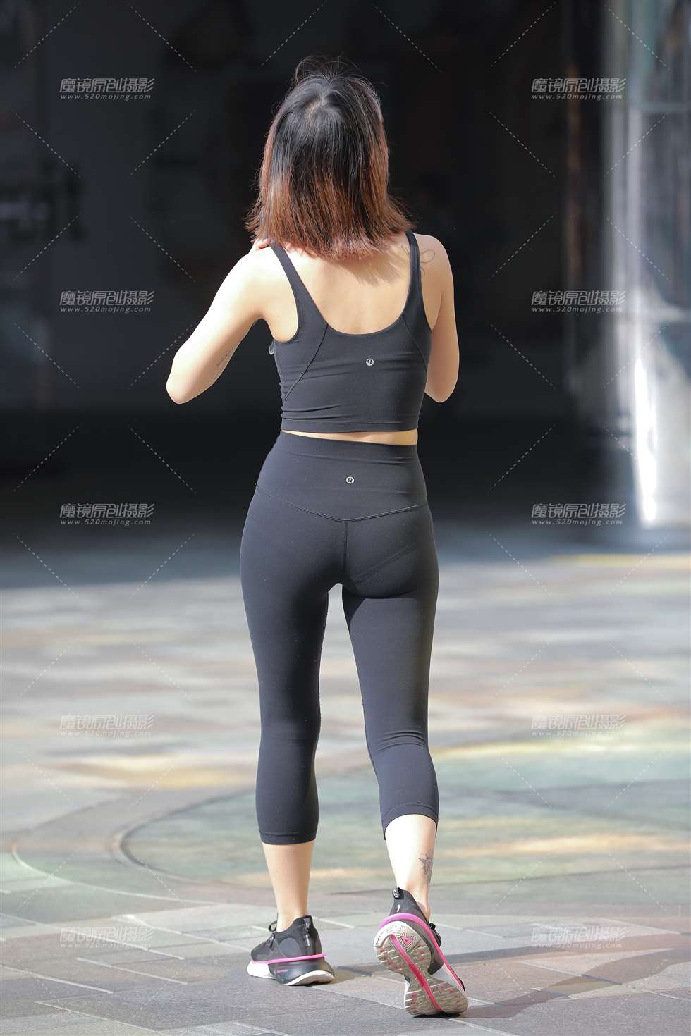 图片[2]-【玻璃街拍】黑色瑜伽裤小妹-街拍流行馆