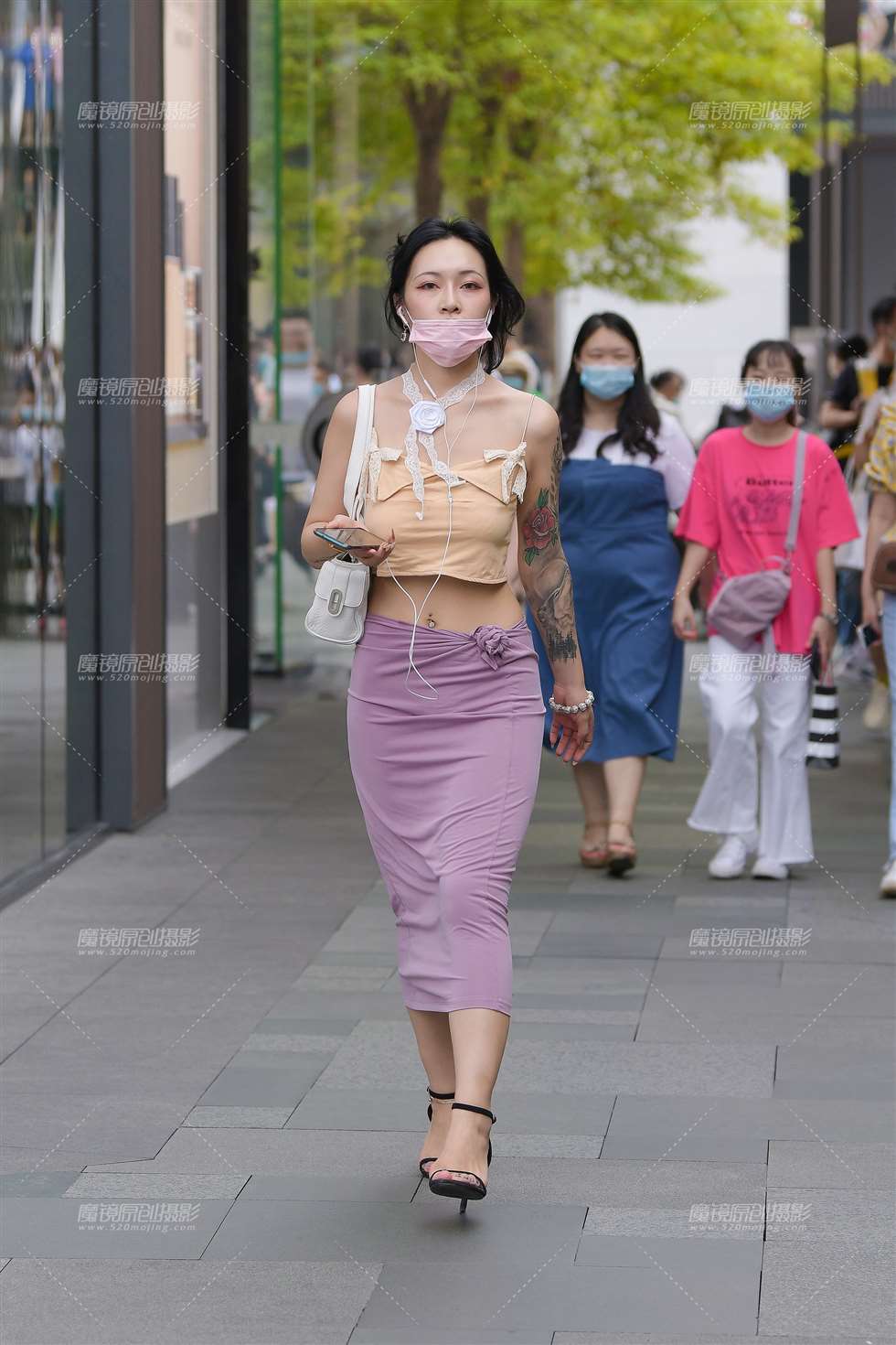 图片[1]-粉色口罩美女-街拍流行馆